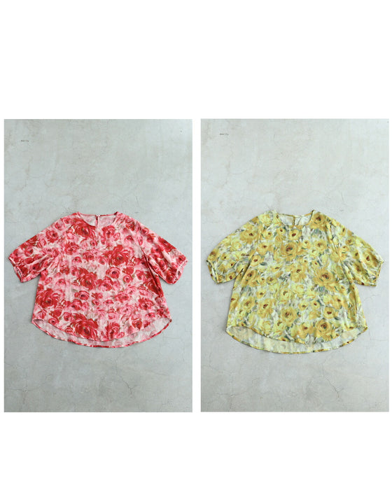 鮮やかな花を描くふんわり絵画ブラウストップス