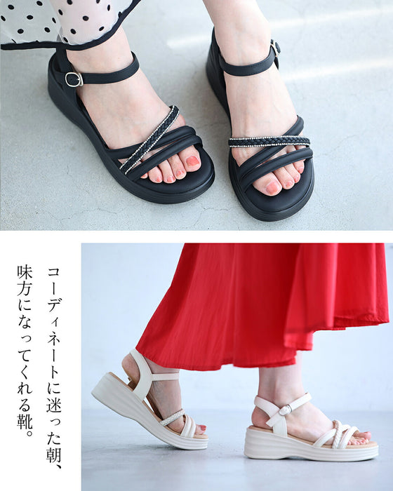 どんなコーデにも自然に馴染む 上品ビジューサンダル