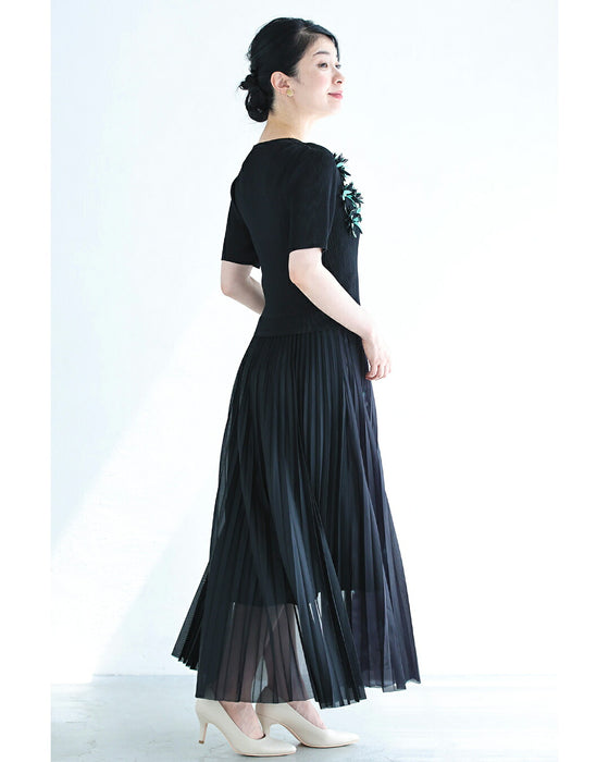 胸元飾る花コサージュのドッキングプリーツロングワンピース