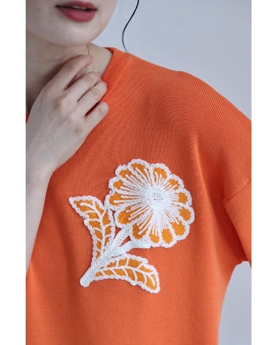 アップリケ風花刺繍のニットカットソートップス