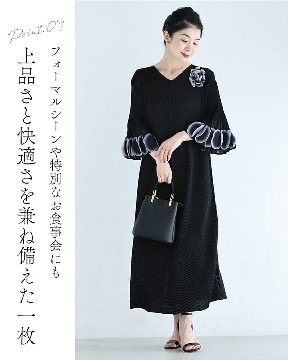 花びらディテールのフレア袖プリーツロングワンピース（ベルト付き）