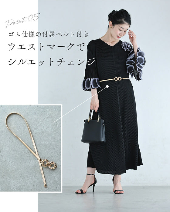花びらディテールのフレア袖プリーツロングワンピース（ベルト付き）