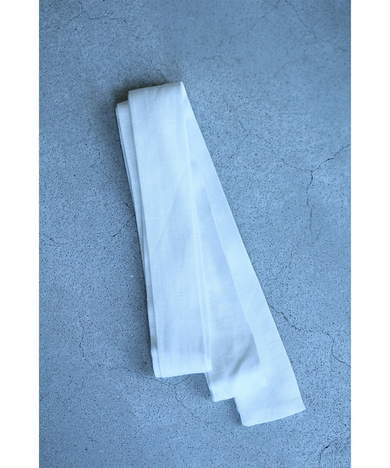センターに流れる白花レースロングワンピース（ベルト付き）