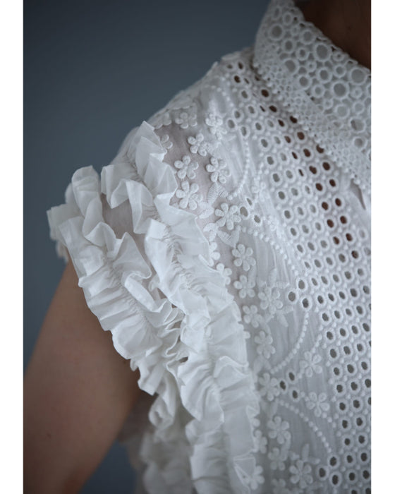 ときめくたっぷりフリルと刺繍ブラウストップス