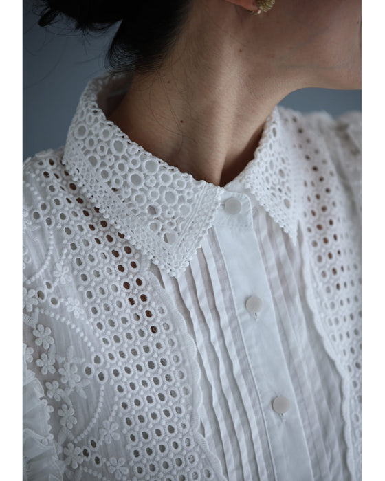 ときめくたっぷりフリルと刺繍ブラウストップス