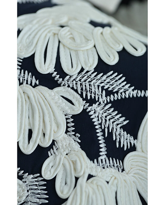 コード刺繍で描く花モチーフシャツトップス