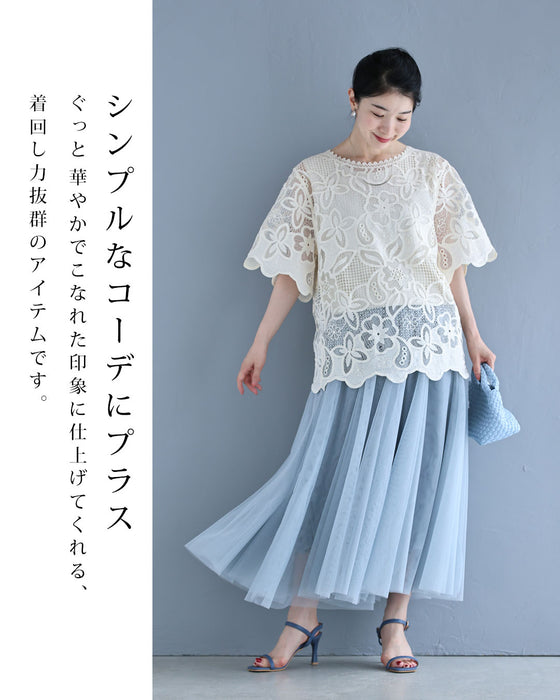 際立つ花柄のカットワークレースブラウストップス