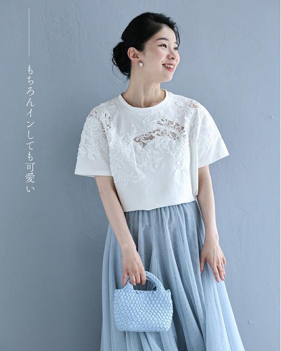 デコルテに広がるレースTシャツトップス