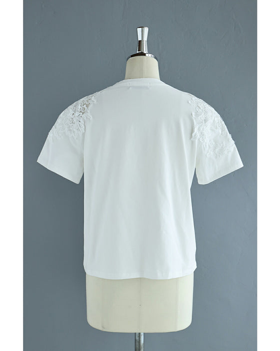 デコルテに広がるレースTシャツトップス