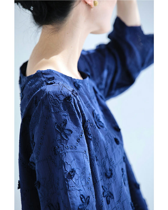 上品ネイビーの立体花刺繍ブラウストップス
