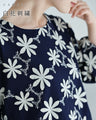 繋がり合う白花刺繍ブラウストップス