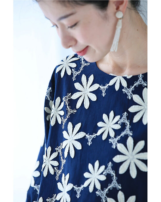 繋がり合う白花刺繍ブラウストップス