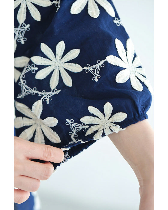繋がり合う白花刺繍ブラウストップス