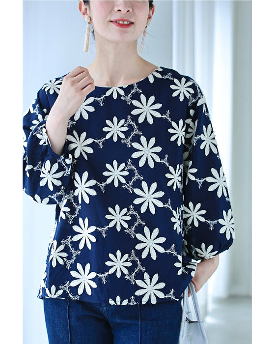 繋がり合う白花刺繍ブラウストップス