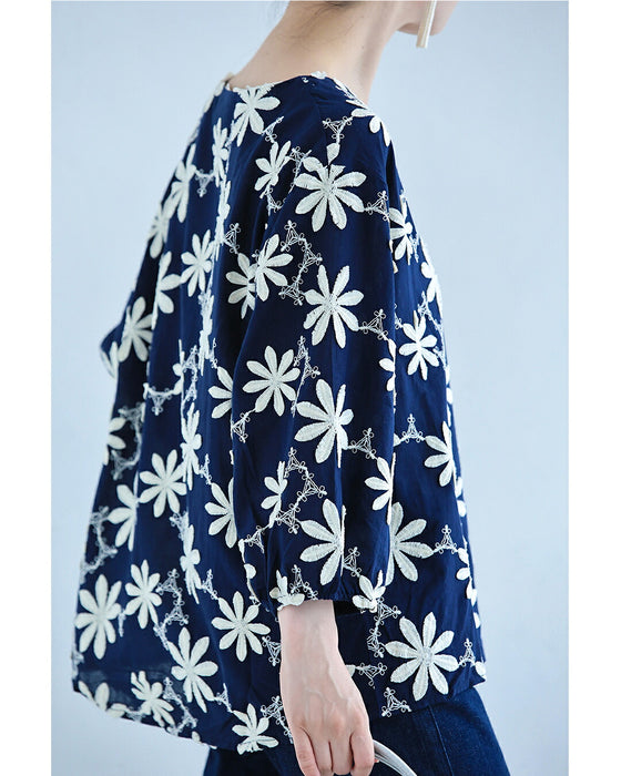 繋がり合う白花刺繍ブラウストップス