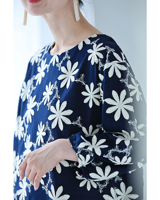 繋がり合う白花刺繍ブラウストップス