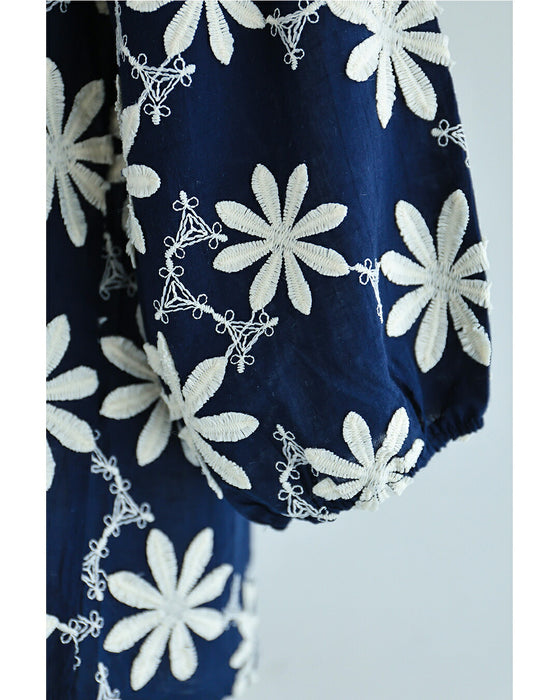 繋がり合う白花刺繍ブラウストップス