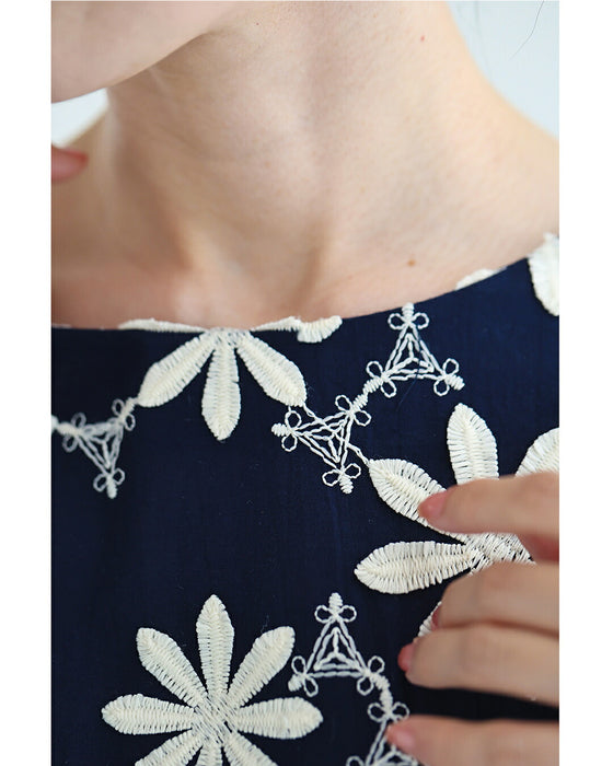 繋がり合う白花刺繍ブラウストップス