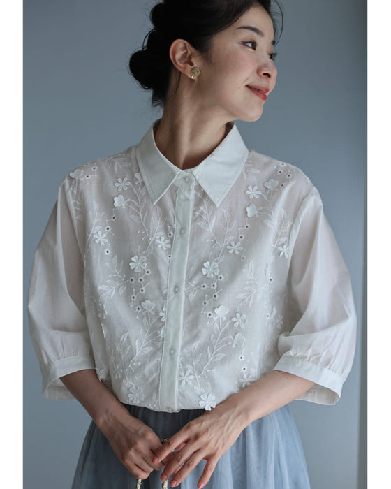 風にそよぐ花の刺繍シャツトップス