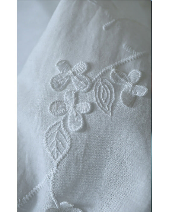 愛らしい白花蝶々の刺繍シャツトップス