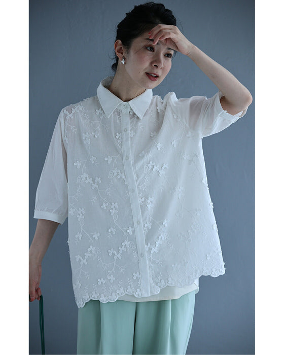 愛らしい白花蝶々の刺繍シャツトップス