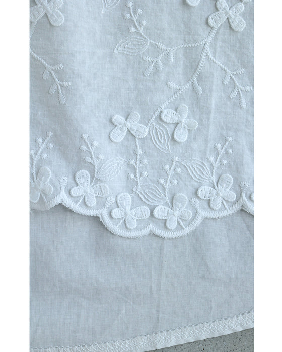 愛らしい白花蝶々の刺繍シャツトップス