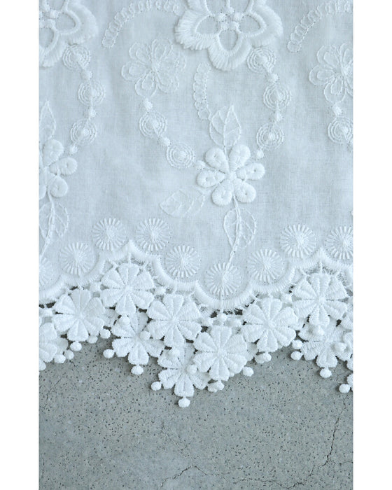 風に舞う花の刺繍ブラウストップス