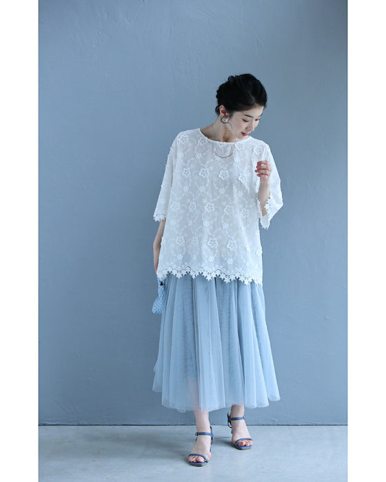 風に舞う花の刺繍ブラウストップス
