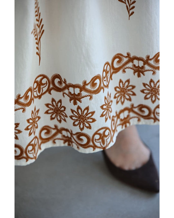 ミモザリーフの刺繍風プリントロングワンピース（紐ベルト付き）