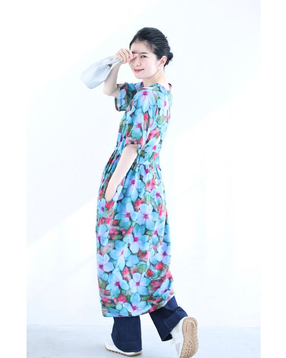 鮮やかな花に包まれる水彩画ミディアムワンピース