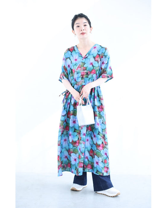 鮮やかな花に包まれる水彩画ミディアムワンピース