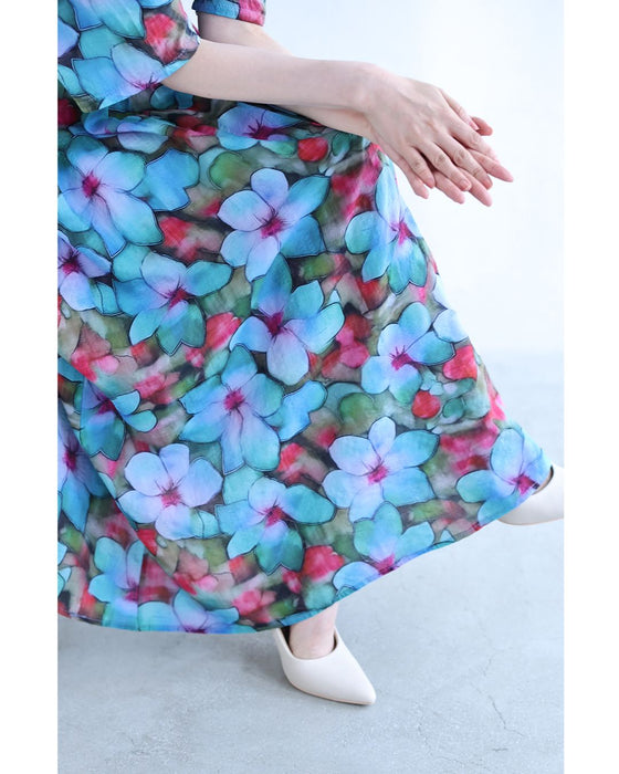 鮮やかな花に包まれる水彩画ミディアムワンピース