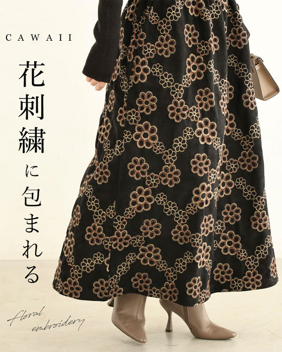 花刺繍に包まれるロングスカート