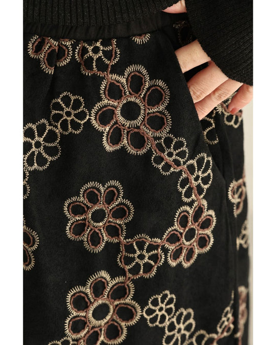 花刺繍に包まれるロングスカート