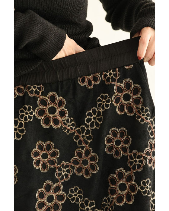 花刺繍に包まれるロングスカート