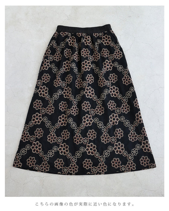 花刺繍に包まれるロングスカート