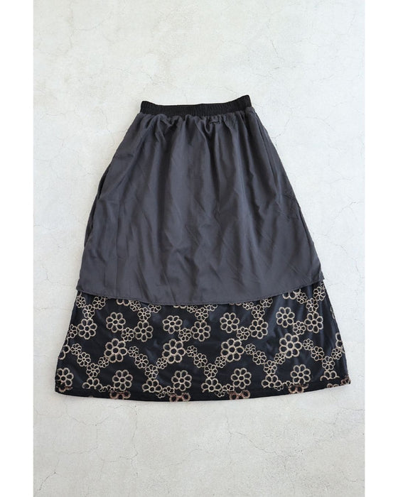 花刺繍に包まれるロングスカート