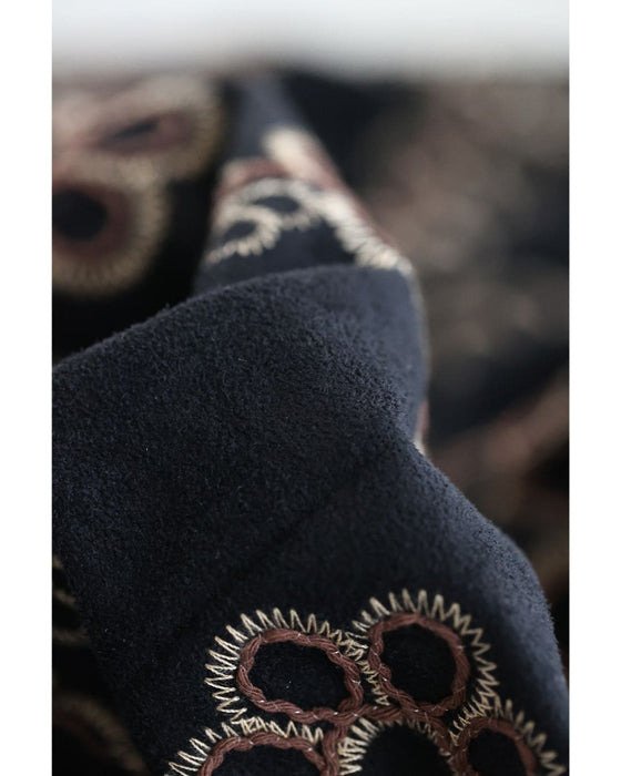 花刺繍に包まれるロングスカート