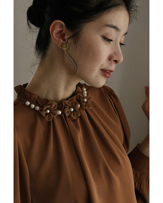 寄り添うパールと花のブラウストップス