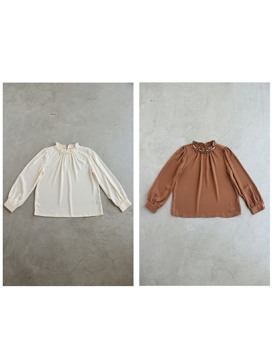 寄り添うパールと花のブラウストップス