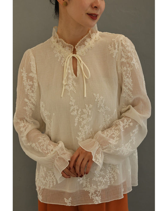 白花咲く陽だまりブラウストップス