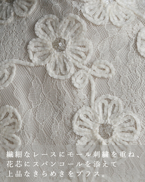 モール刺繍で描く白花ブラウストップス