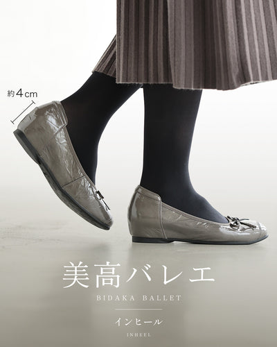 グレー