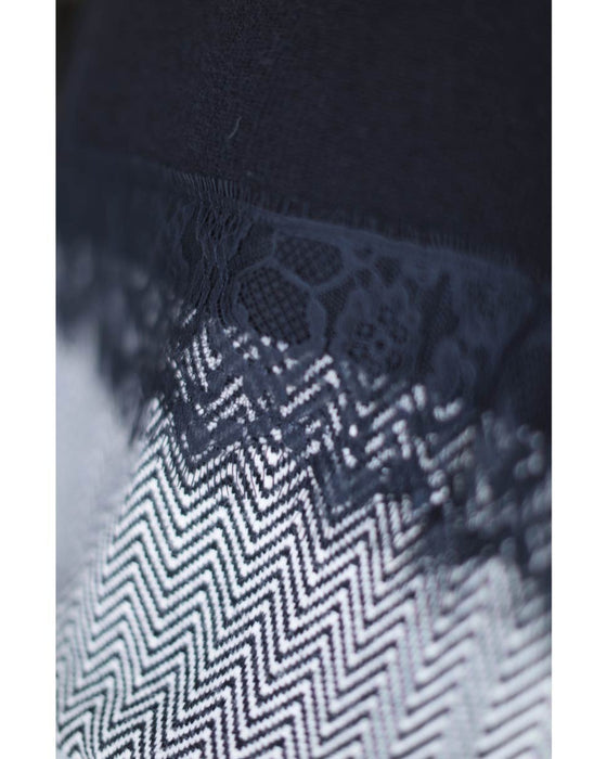 Two-tone square silhouette knit top with lace