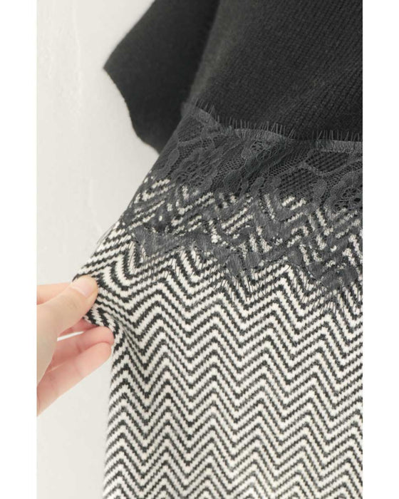 Two-tone square silhouette knit top with lace