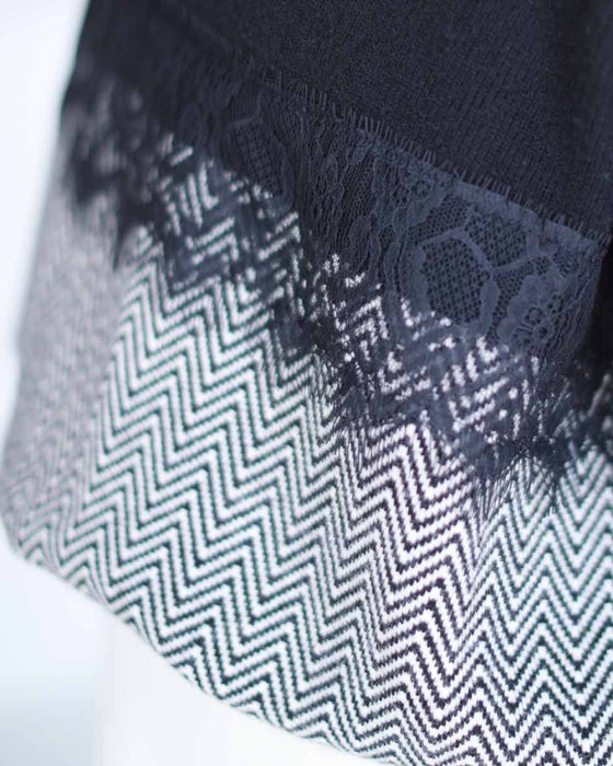 Two-tone square silhouette knit top with lace