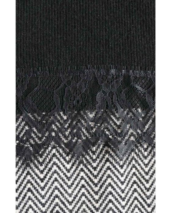 Two-tone square silhouette knit top with lace