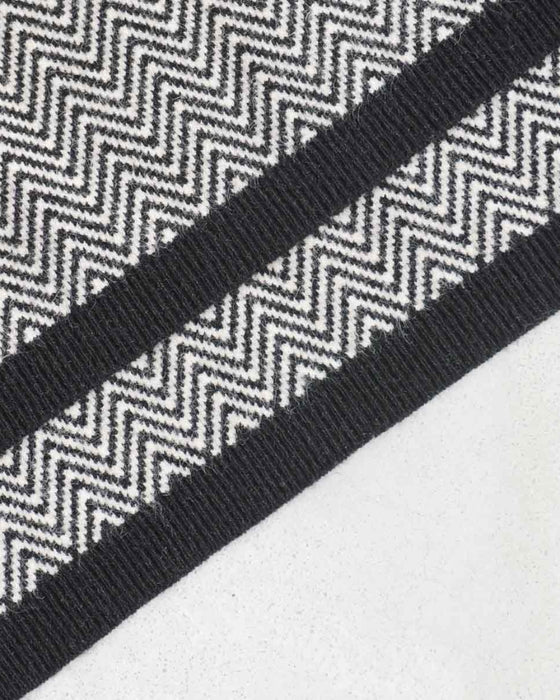 Two-tone square silhouette knit top with lace