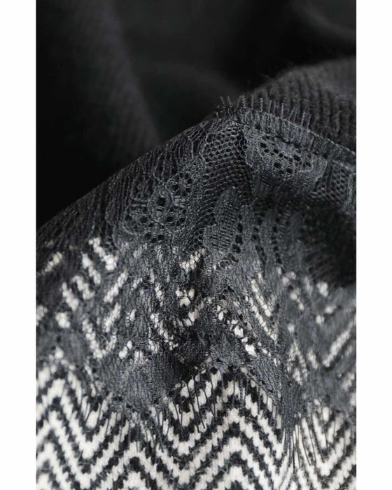 Two-tone square silhouette knit top with lace