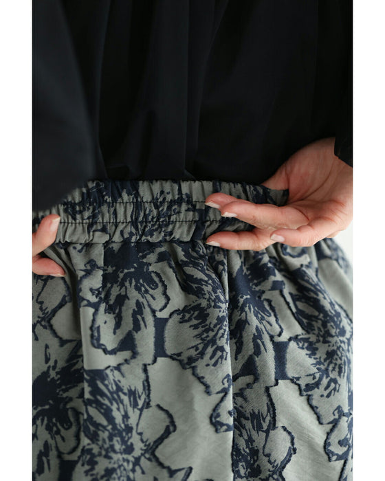 揺れるアジアンチャームの軽やかジャガードミディアムスカート